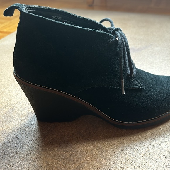 White Mountain Shoes - Black genuine suede booties. 9M “White Mountain”. Lace up. Good used condition.